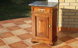 Ónémet márványlapos, faragott éjjeliszekrény