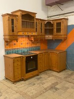 Tömörfenyő konyhabútor, mart és faragott díszítésekkel, L-alakú konyhabútor