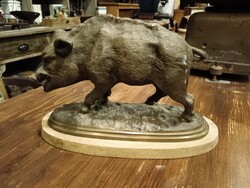 Vaddisznó szobor, bronz szobor a 20. század közepéről, fa talapzattal, tömör nehéz darab