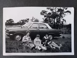 Régi fotó Holden HR Special Sedan - piknik gyerekekkel 1973