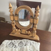Esztergált, fa billenős asztali tükör