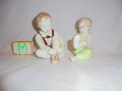 Aquincumi cipőjét kötöző fiú, öltözködő lány figura, nipp - két darab együtt