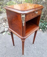 Klasszicista stil éjjeliszekrény.