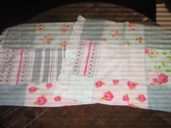 Csodaszép vintage stílusú patchwork mintájú madeira csipkés kispárna huzat