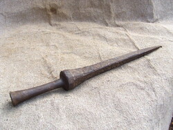 Antik kovácsolt tárgy cövek