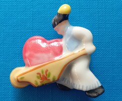 Herendi mini figura szívet cipelő fiú