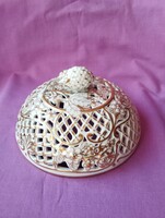 Herendi porcelán. Áttört porcelán dobozának a tetejé. Hibás!!!