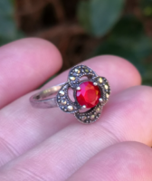 Szépséges piros köves ezüst gyűrű