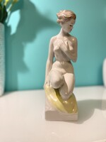 Hollóházi térdelő akt szobor