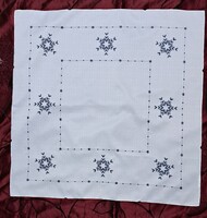 Kék hímzésű hópihés karácsonyi terítő (L5836)