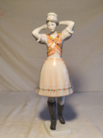 Hollóházi népviseletes lány