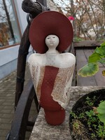 Sarkantyú Judit kalapos kerámia hölgy