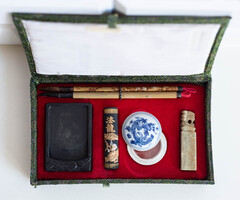 Különleges távol-keleti kalligráfia szett díszes dobozban - pecsétnyomó, tusrúd, viaszos doboz ecset