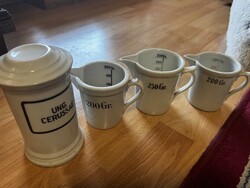 Antik patikai porcelán szett – 3 db mérőkancsó és Ung. Ceruss. Ae. tégely