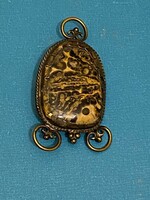 Különleges,szép,bizsu bross/ kitűző.Valamilyen valószínűleg valódi kő. Mérete:5x2,5 cm Új állapotú.