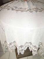 Csodaszép színes anyagában hímzett virágos csipkés függöny