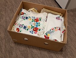 Hímzés , hímzett teritők . Banános doboznyi eladó ! Egybe mind = 20 000 ft