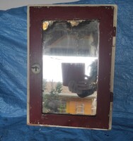 Falra szerelhető kisszekrény