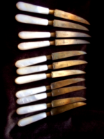 Antik 11 db- gyöngyház nyelű kés -az ár a 11 db-ra vonatkozik JELZETT