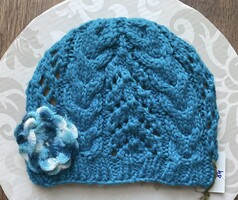 Női sapka, kézzel kötött, virágos