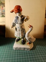 Herendi libás kislány