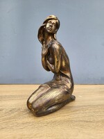 Antikolt „bronzhatású” térdelő nő szobor – romantikus/szecessziós stílus