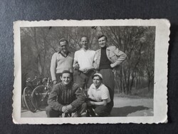 Régi fotó Öt fiatal Budapest 14.ker. Tihany tér 1949