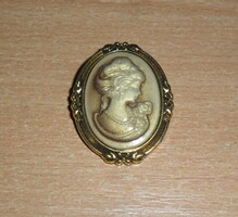 Antikolt hatású arany színű kámea bross, dombor nyomású.