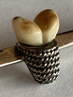 Ezüst (835) kitűző, bross, kalapdísz vadász motívumos, szarvasfogas