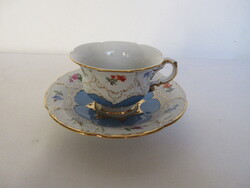 KARDOS JELZÉSŰ, ANTIK  MEISSENI KÁVÉS CSÉSZE ALÁTÉTTEL. ALKUKÉPES!