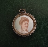 Antik réz foglalatú gyűjtői értékű medál kétoldali fényképtartós résszel 1906