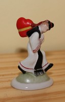 Herendi porcelán koronás jellel: Szivet hordó legény