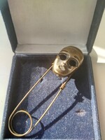 Régi álarcos kitűző, sáltű