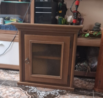 Régi népi sarok szekrény