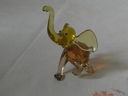 Borostyán színű üveg elefánt