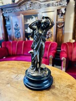 Oszlopnál Álló -  Fésülködő Női Akt - Nagy Méretű