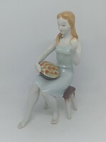 Hollóházi porcelán almát válogató lány!