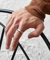 JELZETT AHOGY A KÉPEN IS TITÁN EZÜST SZÍNŰ GYŰRŰ 4 mm  SZÉLES NAGYON SZÉP ÉKSZER ÉS NAGYON TARTÓS.