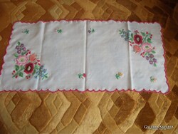 KÉZIMUNKA FEHÉR ALAPÚ HÍMZETT, KÖRBESZEGETT FUTÓ,  MÉRETE:59 X 27 CM , NEM HASZNÁLT