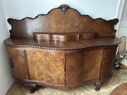 Nagy ívelt tálalószekrény (díszes, barokk hatású)