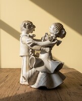 Kovács Éva / 1938-2017 /, nagyméretű kerámia szobra: Táncoló pár