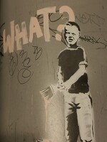 BANKSY / a fal adja a másikat Will E. Jones / ember a fal mögött