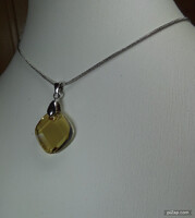 SWAROVSKI FÓZOLT MEDÁLOS NYAKLÁNC A LÁNC RODIUMOS, FÜST SZÍNŰ MINT A FÜST KVARC DRÁGA KŐ ÁSVÁNY.