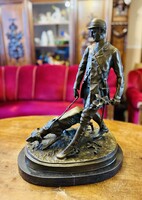 Vadász és kutyáját ábrázoló bronzszobor