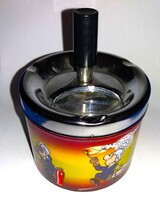 Humoros TŰZOLTÓ RAJZ KARAKTERES -pörgős nyomógombos fém lemez hamutál a képek szerint