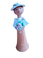 Jelzett Szobor - Kalapos Hölgy