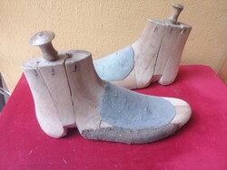 Special, three-part shoe tree for high-heeled shoes.