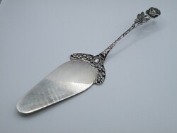 K028 Részletgazdagon díszített ezüstözött rózsás tortalapát jelzett