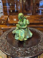 Zsolnay eozin libatömő lány