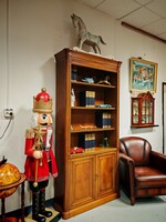 Nagyméretű konyakszínű könyvespolc kiváló állapotú kétajtós intarziás könyvszekrény